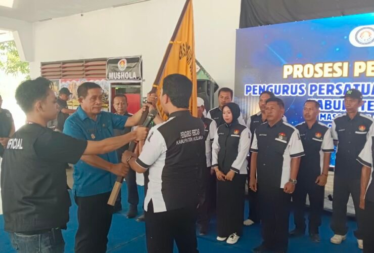 Keterangan Foto: Pengukuhan Pengurus Persatuan Catur Seluruh Indonesia (Percasi) Kabupaten Kolaka masa bakti 2026–2030 oleh Ketua Percasi Provinsi Sulawesi Tenggara, Dr. Ir. Hugua M. Ling, di Alun-Alun 19 November, Kabupaten Kolaka, Sabtu, 3 Oktober 2026. (Dok. Foto: Ibhar/InsertRakyat.com).