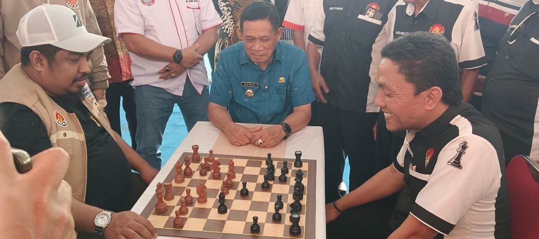 Keterangan Foto: Ketua Percasi Sulawesi Tenggara, Dr. Ir. Hugua M. Ling, secara resmi membuka Open Turnamen Catur Percasi Kolaka dengan mempertemukan Ketua Percasi Muna Jalaluddin Madjinuhu, MN., melawan Ketua Percasi Kolaka Ivan Darmawan, ST.