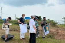 Foto Istimewa : Delegasi Summer Course 2026 mengobservasi kondisi lapangan di kawasan Rempang Eco City, Batam. (Syamsul/Insertrakyat.com).