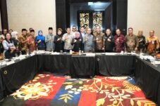 Agy (InsertRakyat.com) -Menteri Transmigrasi M. Iftitah Sulaiman Suryanagara mengikuti rapat kerja bersama Komite I DPD RI terkait pembaruan UU Ketransmigrasian, Senin (5/10/2026).