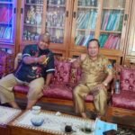 Keterangan foto: Kepala SMAN 1 X Koto, Drs. Ardelis, saat memberikan keterangan terkait pembinaan atlet Hapkido di sekolahnya, Selasa (6/10/2026).