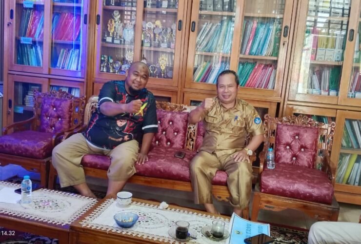 Keterangan foto: Kepala SMAN 1 X Koto, Drs. Ardelis, saat memberikan keterangan terkait pembinaan atlet Hapkido di sekolahnya, Selasa (6/10/2026).