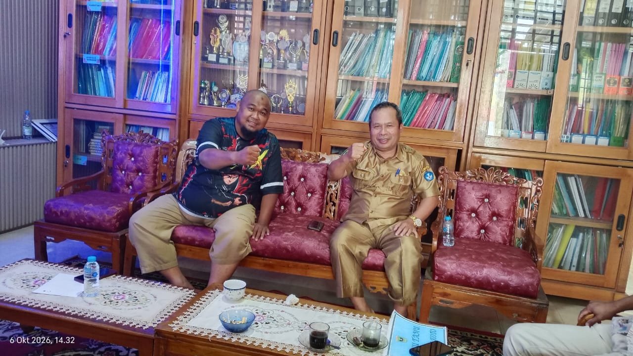 Keterangan foto: Kepala SMAN 1 X Koto, Drs. Ardelis, saat memberikan keterangan terkait pembinaan atlet Hapkido di sekolahnya, Selasa (6/10/2026).