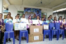 TP Posyandu dan TP PKK menyerahkan dukungan sarana pelayanan di Posyandu Wae Watu, Labuan Bajo, Manggarai Barat, NTT.