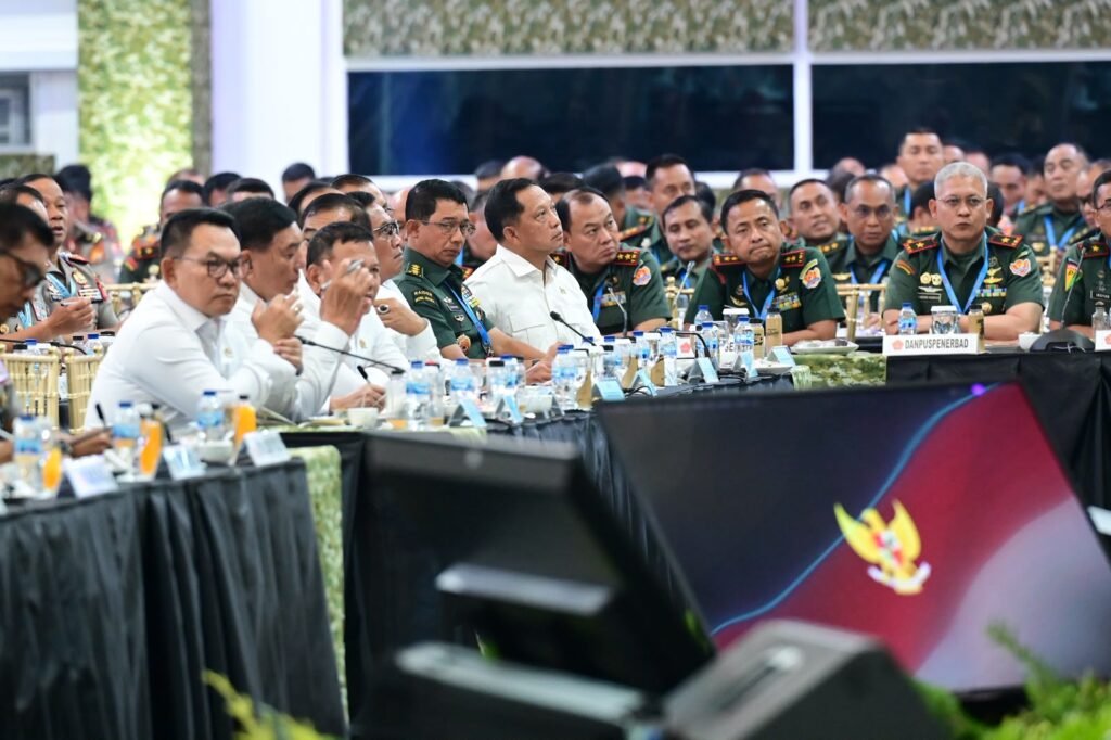 Mendagri Tito Karnavian menghadiri taklimat Presiden Prabowo kepada perwira tinggi TNI-Polri di Kompleks Istana Kepresidenan Jakarta