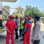 Personil Polsek Ujung bersama dengan Satuan Tugas Pemantauan dan Pengawasan Penyaluran BBM Bersubsidi Kota Parepare memantau langsung penyaluran BBM Bersubsidi pada Kamis.