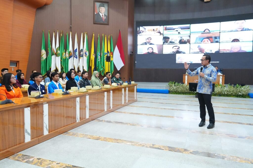 Keterangan Foto: Wamendagri Bima Arya Sugiarto memberikan arahan kepada peserta Masadagri Batch III dalam Sharing Session di Gedung Sasana Bhakti Praja, Kantor Kemendagri, Jakarta, Kamis (8/10/2026).