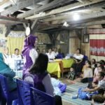 TP Posyandu Pusat dan TP PKK menyerahkan bantuan untuk mendukung penguatan pelayanan Posyandu Beawaek di Desa Compang Cibal, Kabupaten Manggarai, NTT.