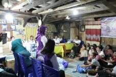 TP Posyandu Pusat dan TP PKK menyerahkan bantuan untuk mendukung penguatan pelayanan Posyandu Beawaek di Desa Compang Cibal, Kabupaten Manggarai, NTT.