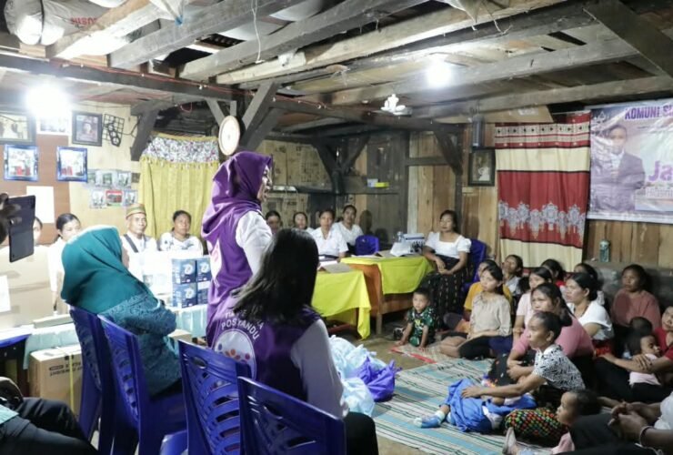 TP Posyandu Pusat dan TP PKK menyerahkan bantuan untuk mendukung penguatan pelayanan Posyandu Beawaek di Desa Compang Cibal, Kabupaten Manggarai, NTT.