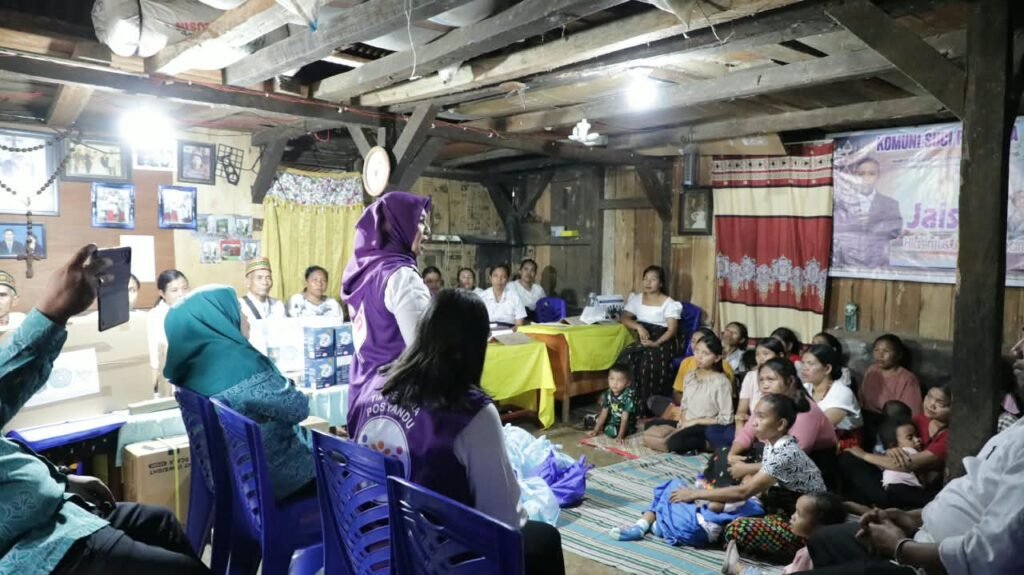 TP Posyandu Pusat dan TP PKK menyerahkan bantuan untuk mendukung penguatan pelayanan Posyandu Beawaek di Desa Compang Cibal, Kabupaten Manggarai, NTT.