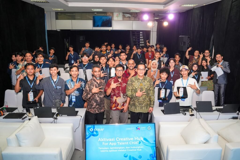 Peserta dan perwakilan Kementerian Ekonomi Kreatif berfoto bersama dalam peluncuran program Creative Hub for App Talent (CHAT) di Jakarta Utara, Kamis (8/10/2026).