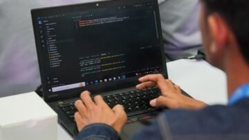 Peserta program CHAT Kementerian Ekonomi Kreatif mengikuti pelatihan pengembangan aplikasi digital untuk mendukung UMKM.