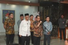 Mendagri Tito Karnavian dalam penandatanganan surat edaran bersama tentang digitalisasi layanan jemaah haji berbasis data kependudukan.