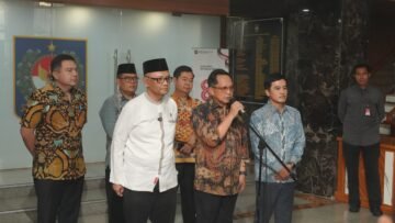 Mendagri Tito Karnavian dalam penandatanganan surat edaran bersama tentang digitalisasi layanan jemaah haji berbasis data kependudukan.