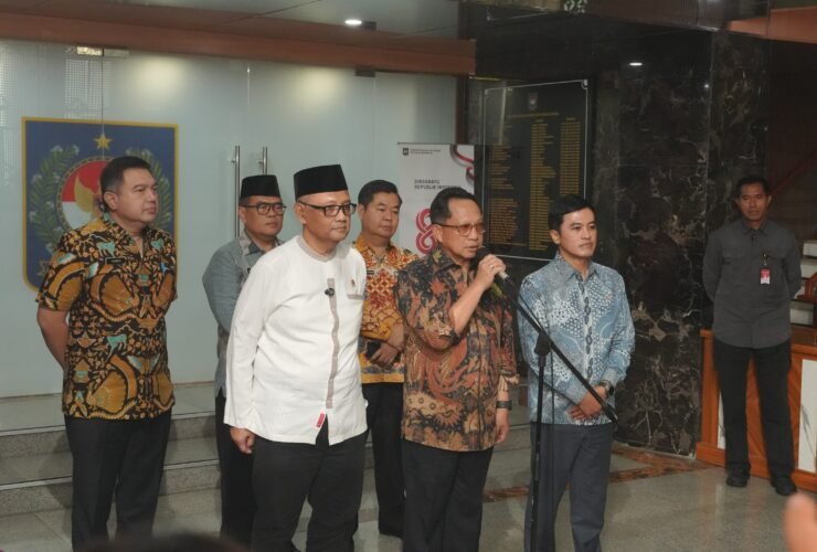 Mendagri Tito Karnavian dalam penandatanganan surat edaran bersama tentang digitalisasi layanan jemaah haji berbasis data kependudukan.