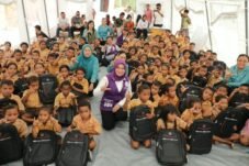Penyaluran bantuan sembako dan kebutuhan dasar oleh TP PKK dan TP Posyandu Pusat kepada warga terdampak gempa di Desa Satar Padut, Manggarai Timur.