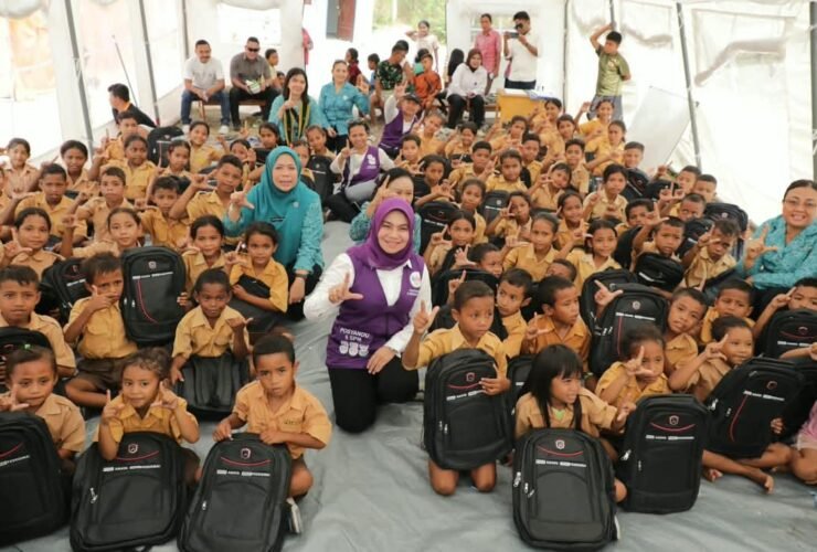 Penyaluran bantuan sembako dan kebutuhan dasar oleh TP PKK dan TP Posyandu Pusat kepada warga terdampak gempa di Desa Satar Padut, Manggarai Timur.