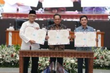Mendagri Tito Karnavian menandatangani SEB digitalisasi layanan jemaah haji berbasis data kependudukan di Kantor Pusat Kemendagri, Jakarta.