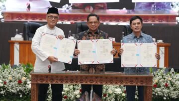 Mendagri Tito Karnavian menandatangani SEB digitalisasi layanan jemaah haji berbasis data kependudukan di Kantor Pusat Kemendagri, Jakarta.