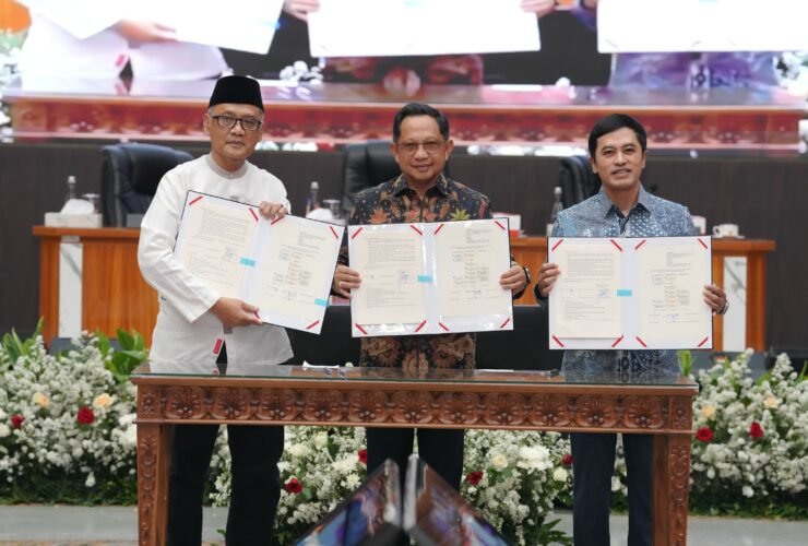 Mendagri Tito Karnavian menandatangani SEB digitalisasi layanan jemaah haji berbasis data kependudukan di Kantor Pusat Kemendagri, Jakarta.