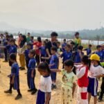 Prajurit Satgas Pamtas RI–Malaysia Yonarmed 13/Nanggala Pos Kantuk Asam melatih Peraturan Baris-Berbaris kepada siswa SD Tunas Sejahtera di Desa Kantuk Asam, Kabupaten Kapuas Hulu.