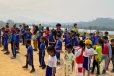 Prajurit Satgas Pamtas RI–Malaysia Yonarmed 13/Nanggala Pos Kantuk Asam melatih Peraturan Baris-Berbaris kepada siswa SD Tunas Sejahtera di Desa Kantuk Asam, Kabupaten Kapuas Hulu.