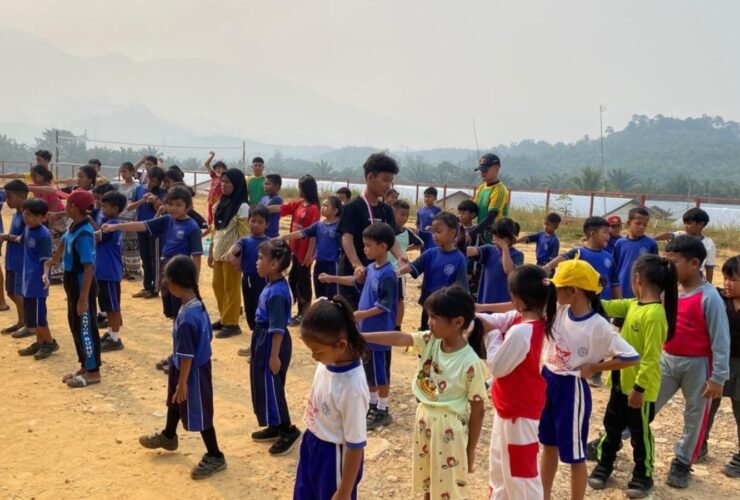 Prajurit Satgas Pamtas RI–Malaysia Yonarmed 13/Nanggala Pos Kantuk Asam melatih Peraturan Baris-Berbaris kepada siswa SD Tunas Sejahtera di Desa Kantuk Asam, Kabupaten Kapuas Hulu.