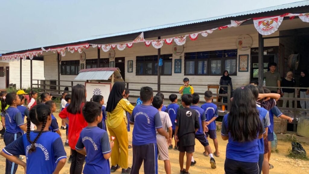 Siswa SD Tunas Sejahtera mengikuti pelatihan tata upacara bendera yang diberikan personel Pos Kantuk Asam untuk membangun kedisiplinan dan nasionalisme sejak dini.