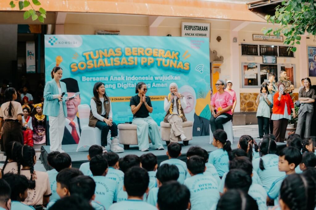 Meutya Hafid bersama peserta sosialisasi PP TUNAS di Tabanan, Bali, dalam upaya memperkuat perlindungan anak dari risiko digital.