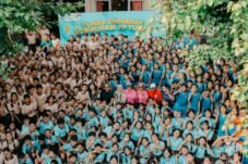 Meutya Hafid berfoto bersama keluarga dan tenaga pendidik usai sosialisasi perlindungan anak di ruang digital, sekaligus mengajak orang tua membangun kebiasaan digital yang sehat.
