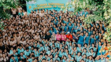 Meutya Hafid berfoto bersama keluarga dan tenaga pendidik usai sosialisasi perlindungan anak di ruang digital, sekaligus mengajak orang tua membangun kebiasaan digital yang sehat.