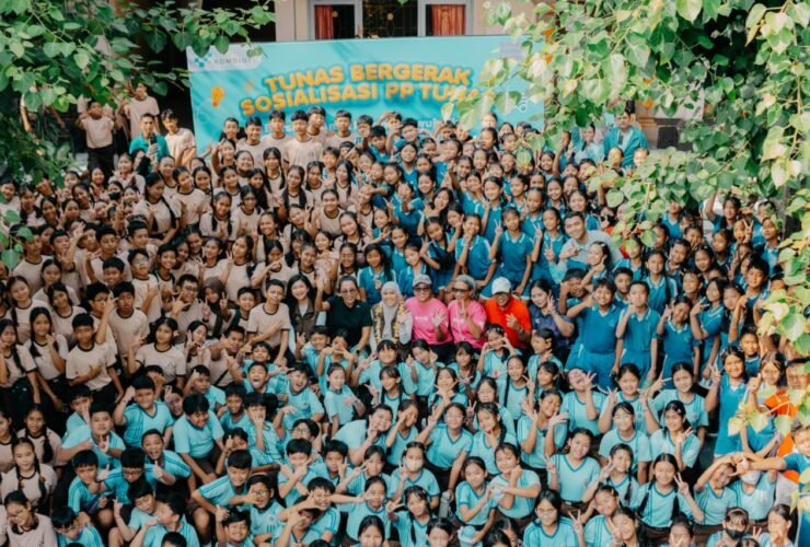 Meutya Hafid berfoto bersama keluarga dan tenaga pendidik usai sosialisasi perlindungan anak di ruang digital, sekaligus mengajak orang tua membangun kebiasaan digital yang sehat.