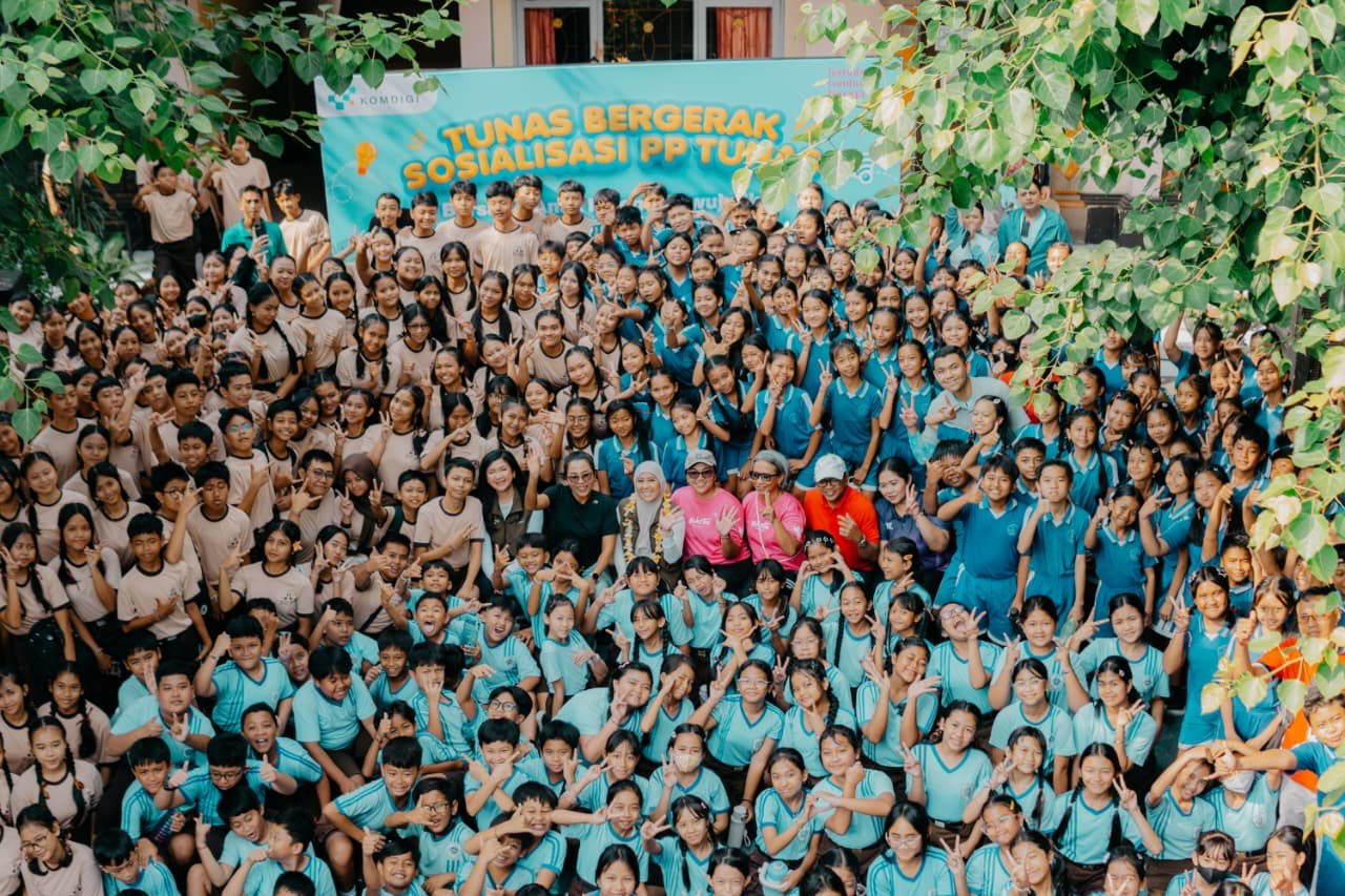 Meutya Hafid berfoto bersama keluarga dan tenaga pendidik usai sosialisasi perlindungan anak di ruang digital, sekaligus mengajak orang tua membangun kebiasaan digital yang sehat.