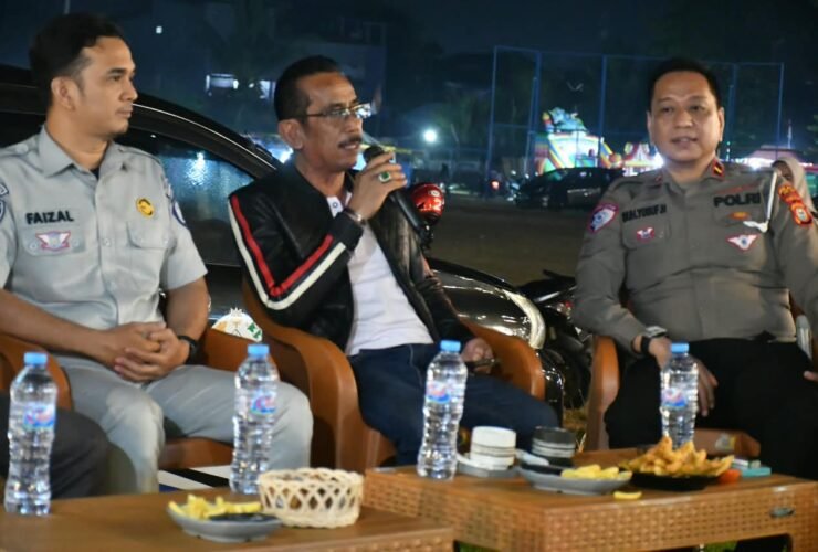 Sekretaris Daerah Kabupaten Sinjai, Andi Jefrianto Asapa, bersama unsur instansi terkait saat peluncuran layanan Samsat Malam Minggu (Samami) di Alun-Alun Lapangan Sinjai Bersatu, Sabtu (10/10/2026).