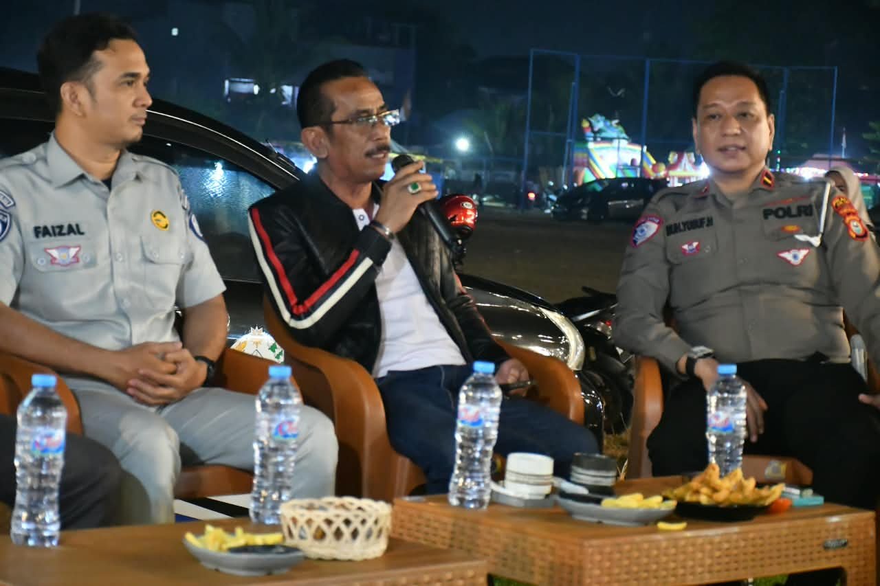 Sekretaris Daerah Kabupaten Sinjai, Andi Jefrianto Asapa, bersama unsur instansi terkait saat peluncuran layanan Samsat Malam Minggu (Samami) di Alun-Alun Lapangan Sinjai Bersatu, Sabtu (10/10/2026).