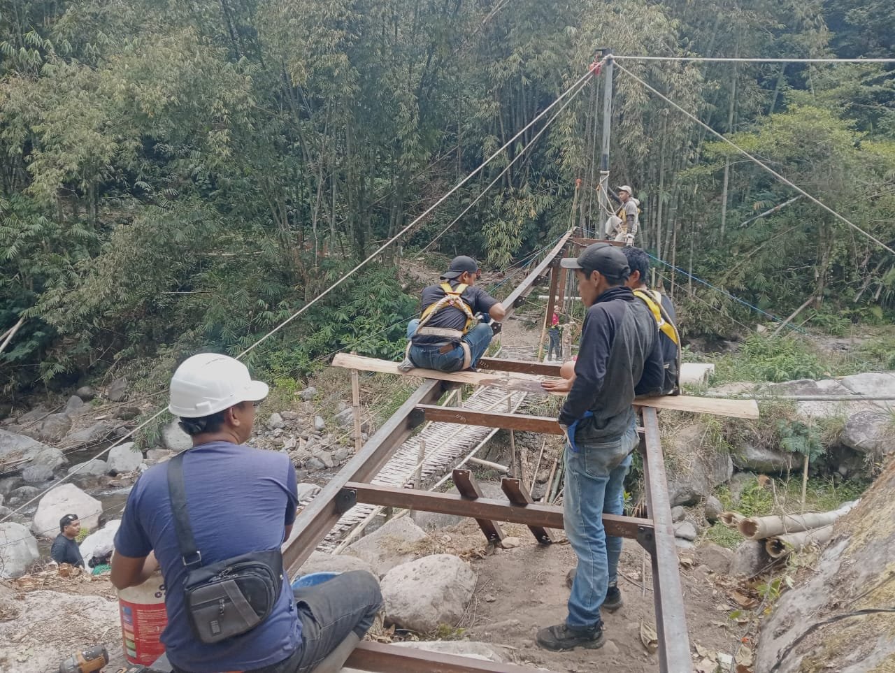 Pembangunan jembatan melalui program Jembatan Menuju Surga di Benteng Senggang, Bulukumba.
