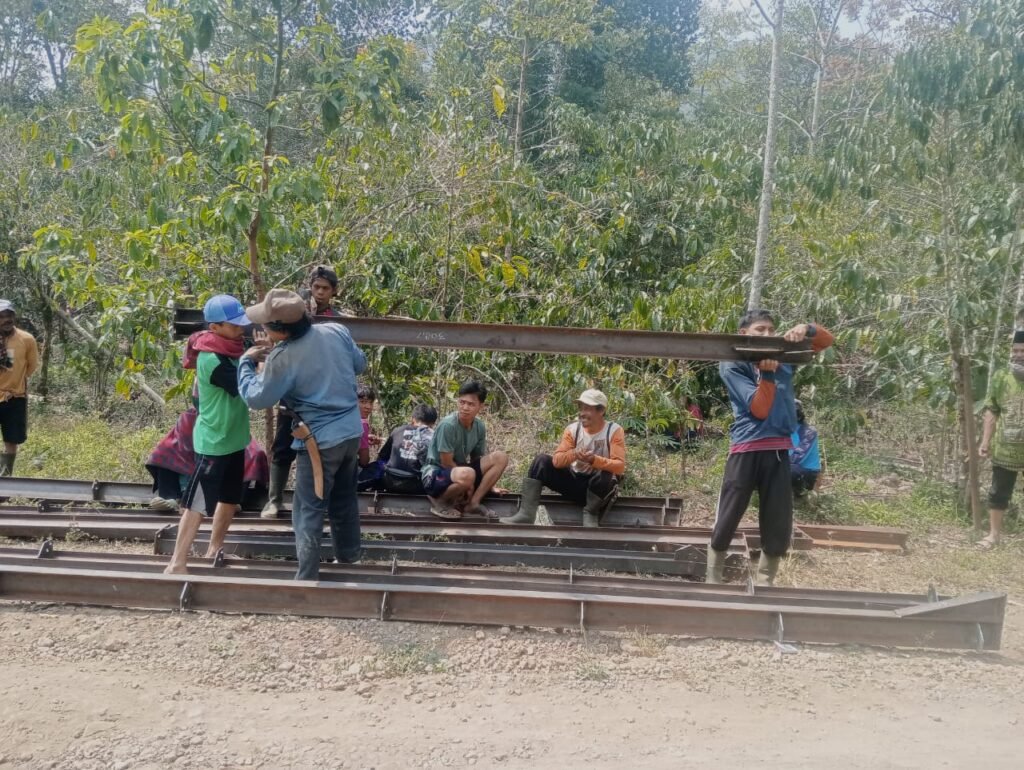 Penataan besi induk jembatan dalam pembangunan di Benteng Senggang, Kecamatan Kindang, Bulukumba.