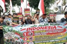 Sahabat Alam Hijau Indonesia menggelar demonstrasi di Jakarta, Senin (12/10/2026), mendesak pemeriksaan dugaan aktivitas PT Ifishdeco Tbk di Wadonggo.