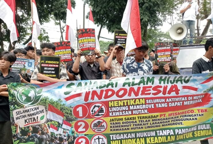 Sahabat Alam Hijau Indonesia menggelar demonstrasi di Jakarta, Senin (12/10/2026), mendesak pemeriksaan dugaan aktivitas PT Ifishdeco Tbk di Wadonggo.