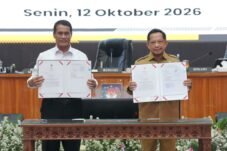 Mentan Amran dan Mendagri Tito saat penandatanganan Surat Edaran Bersama mengenai penguatan penyuluhan pertanian di Jakarta, Senin (12/10/2026).
