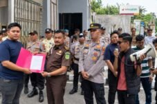 HIMAJU-RIAU menggelar aksi di Kantor Kejati Riau, mendesak pengambilalihan dan evaluasi penanganan dugaan korupsi anggaran kendaraan dinas di Kepulauan Meranti.