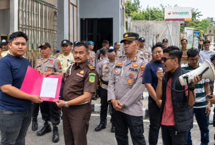 HIMAJU-RIAU menggelar aksi di Kantor Kejati Riau, mendesak pengambilalihan dan evaluasi penanganan dugaan korupsi anggaran kendaraan dinas di Kepulauan Meranti.