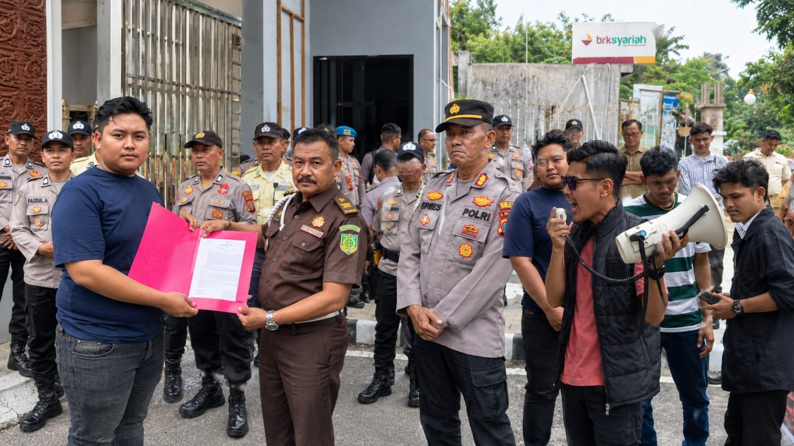 HIMAJU-RIAU menggelar aksi di Kantor Kejati Riau, mendesak pengambilalihan dan evaluasi penanganan dugaan korupsi anggaran kendaraan dinas di Kepulauan Meranti.