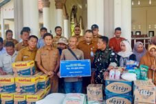 Wakil Ketua Koordinator Wilayah Aceh I Satgas PRR Uus Rohimat memimpin penyaluran bantuan kebutuhan pokok kepada 31 KK terdampak banjir di Gampong Glumpang Tutong, Pidie Jaya, Selasa (13/10/2026).
