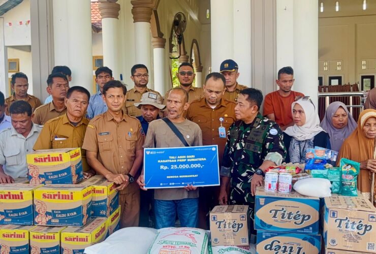 Wakil Ketua Koordinator Wilayah Aceh I Satgas PRR Uus Rohimat memimpin penyaluran bantuan kebutuhan pokok kepada 31 KK terdampak banjir di Gampong Glumpang Tutong, Pidie Jaya, Selasa (13/10/2026).