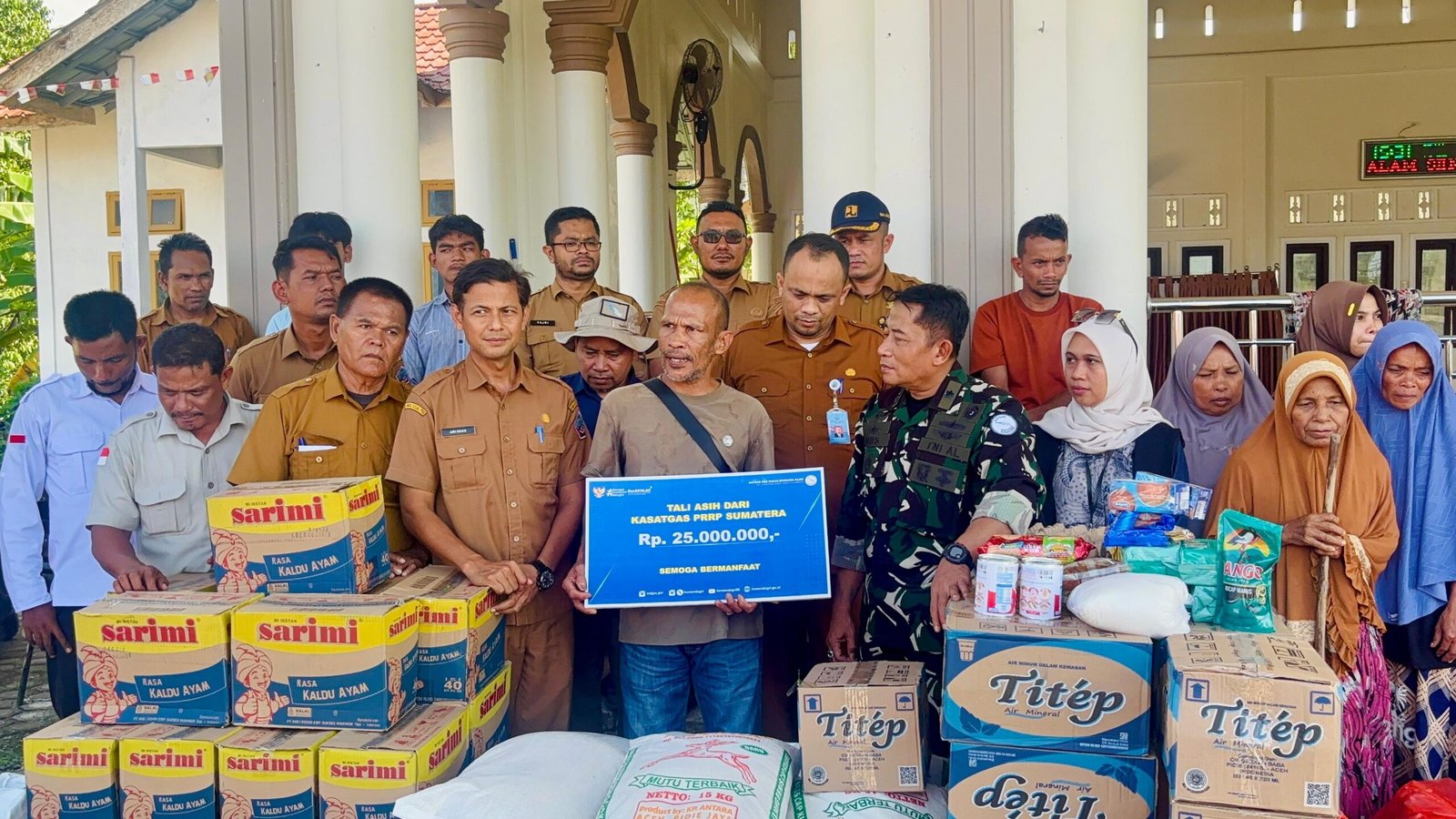 Wakil Ketua Koordinator Wilayah Aceh I Satgas PRR Uus Rohimat memimpin penyaluran bantuan kebutuhan pokok kepada 31 KK terdampak banjir di Gampong Glumpang Tutong, Pidie Jaya, Selasa (13/10/2026).