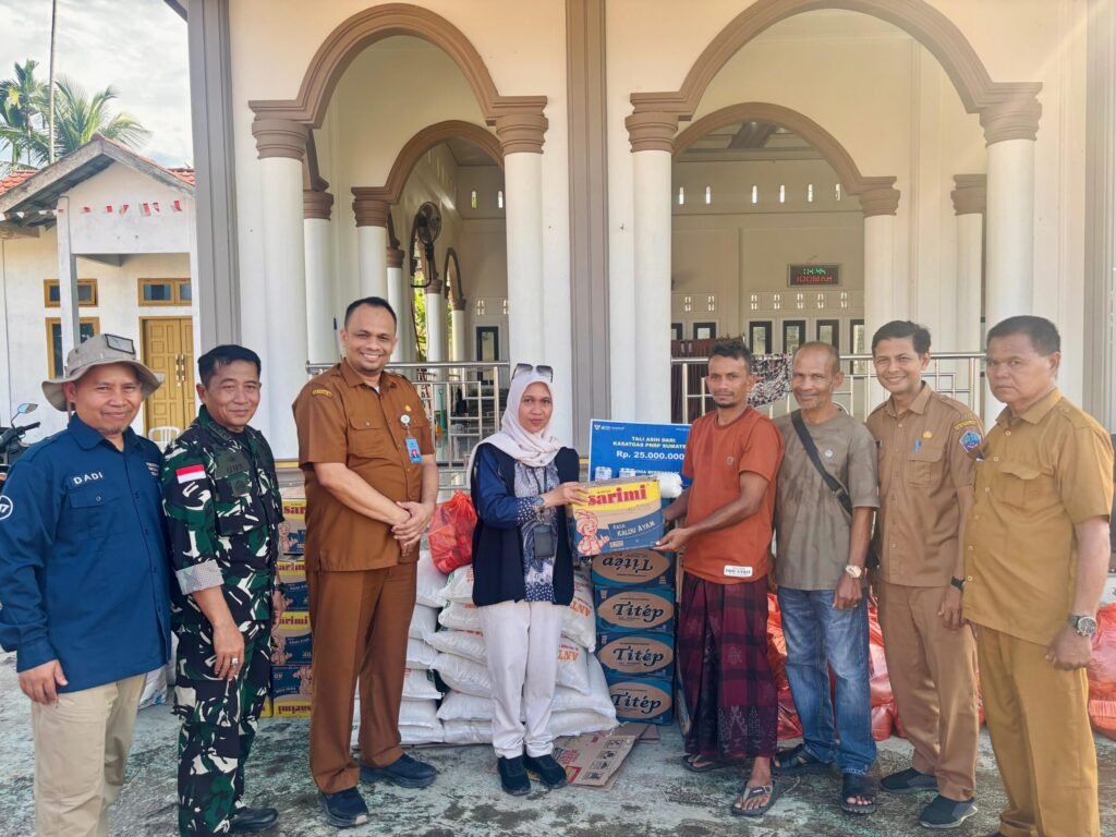 Penyaluran bantuan kebutuhan pokok Satgas PRR kepada 31 kepala keluarga terdampak banjir di Gampong Glumpang Tutong, Kabupaten Pidie Jaya, Aceh.
