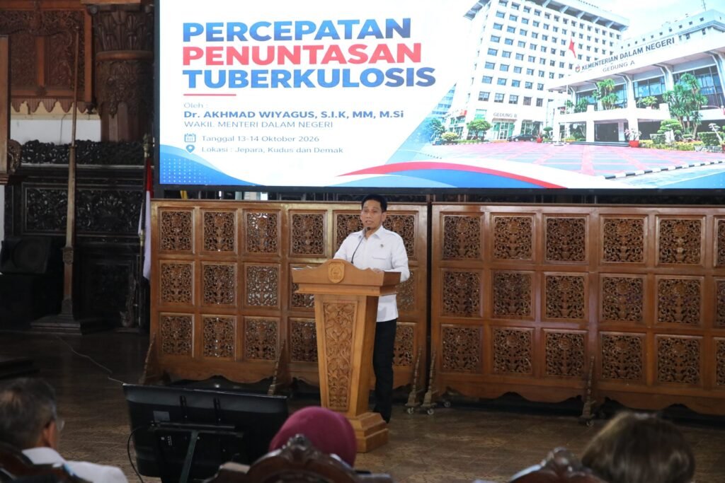 Wakil Menteri Dalam Negeri Akhmad Wiyagus dalam kegiatan Deklarasi Desa Siaga Tuberkulosis di Jepara, Jawa Tengah, Selasa (13/10/2026). Kolaborasi pemerintah dan keterlibatan masyarakat menjadi bagian dari upaya mempercepat penanggulangan TBC.