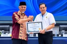 Direktur RSJ Prof. H.B. Sa’anin Padang, dr. Ardoni, M.M., menerima penghargaan peringkat II SAKIP 2026 tingkat OPD Pemerintah Provinsi Sumatera Barat.